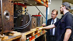 Formbytare Dan-Anders Jansson frevisar tillverkningsformarna. Foto: ROBERT SEGER