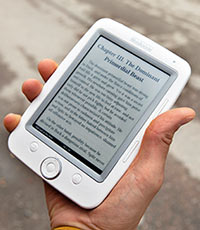 Texten p en lsplatta r mycket mer behagliga att lsa n p en datorskrm. Till och med i starkt solljus.  Foto: TUULIKKI HOLOPAINEN