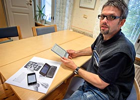 Vntar p tekniken. Martin Nse p Kronoby folkhgskola vntar p att f testa lsplattor i hstens undervisning. Han vntar p en bestllning med avancerade lsplattor som inbjuder till annat n bara lsning. Foto. ESA MELAMETS