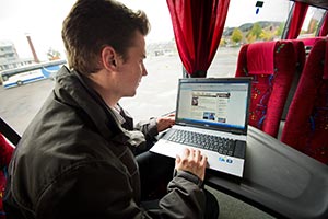 Surfbuss. Jonas Dahl p Dahls bussar testar en teknik som gr det mjligt att koppla upp fem datorer, telefoner eller lsplattor trdlst till internet via en liten central i bussen. Foto. ESA MELAMETS