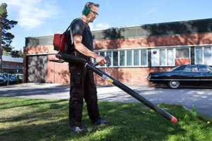 Jukka Pihtil, 61, har ett fysiskt krvande jobb som fastighetsserviceman. Ngon tanke p att g i pension har han inte. – Kanske slutar jag d jag fyller 64. Foto: TUULIKKI HOLOPAINEN