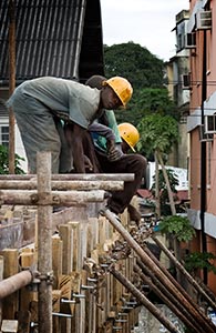 Lokal arbetskraft. De tanzaniska myndigheterna kräver i dag att en viss andel av arbetskraften ska vara inhemsk. När Kina till exempel på sjuttiotalet byggde Tazara-järnvägen mellan Tanzania och Zambia användes endast kinesiska arbetare. Foto. JENS FINNÄS