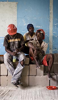 Ingen gratis lunch. De tanzaniska arbetarna på det kinesiska bygget i Dar es Salaam får lunchrast, men inte mat. Foto. JENS FINNÄS
