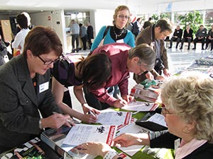 Nstan 600 fackligt aktiva samlades i oktober till FFC-dagar i Musikhuset i Uleborg. Mnga flockades kring bordet dr Marja-Leena Hakkarainen-Kaitajrvi delade ut frgeformulr om ntlsandet bland aktiva FFC:are. Foto: AINO PIETARINEN
