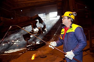 Mngkunnig. Bilmontr, armeringskarl, masugns- eller gropkarl, maskinsktare, servicekarl, omrdesansvarig och problemlsare, datakontrollr, arbetarskyddskunnig, frstahjlpkarl och s vidare och s vidare — den mngkunnige Jukka-Pekka Aalto. Foto: TUULIKKI HOLOPAINEN