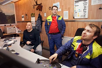 Kontroll. Markku Heinnen och Thomas Kllstrm i kontrollrummet. Foto: TUULIKKI HOLOPAINEN