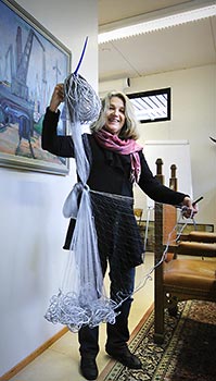 Miljövänligt. I en allt hårdare konkurrens säger Helena Boucht-Lindeman att man försöker profilera sig med kvalitet och miljövänlighet. Hon är framför allt stolt över det ekologiska, blyfria sänkteln, som företaget själv utvecklat. Foto. JOHANNES TERVO