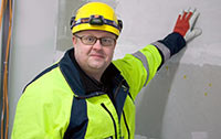Arbetarskyddssekreterare Tapio Jskelinen p Byggnadsfrbundet vill se ha information om vad frg och "laasti" innehller, ocks om tillsatsmnen som ger nya egenskaper. Foto. PATRIK LINDSTRM