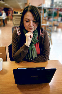 Marika Schn konstaterar att informationen p webbsidan fr hennes fackavdelning inte nr ut till alla medlemmar. Foto: STAFFAN SMROS