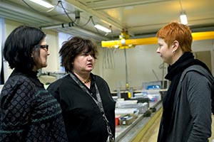 -Arbetet har sina risker ocks p Museiverkets enheter runtom i Finland. En frsta riskkartlggning startar i vr, sger Arbetarskyddsfullmktige Pivi Pykl-Aho p besk hos konservatorerna Ulla Klemel och Sari Pouta p Vrakholmen. Foto: PATRIK LINDSTRM