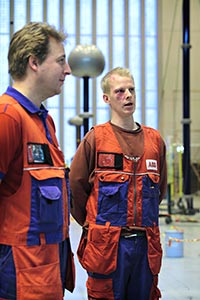 Huvudfrtroendemannan Tapio Ruostetoja (t.v.) lysnar p Jonas Malinens synpunkter. Foto: JOHANNES TERVO