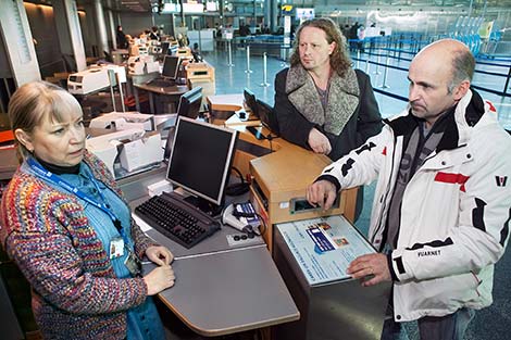 Pekka Khknen (i mitten) r en facklig aktivist som har marinerats i mnga sser. Jukka Salonen (t.h.) och Reija Antila (t.v.) r nygrddade huvudfrtroendemn. Foto: TUULIKKI HOLOPAINEN