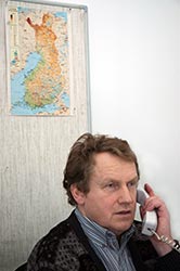 BYGGNADSFRBUNDETS MAN. Kalev Liibert p Byggnadsfrbundets kontor i Tallinn sger att mnga ester inte vet vad ett fackfrbund gr. Bristflliga sprkkunskaper gr det hela lite svrare. Foto: JOHAN GULLMETS