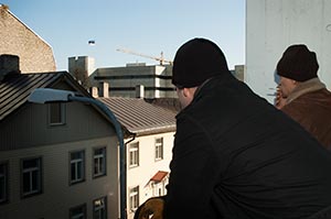 TILLFLLIGT ARBETSLSA. Byggnadsarbetarna Andrus och Peeter har varit utan jobb sedan mitten av januari och hoppas f ett samtal frn Finland s att de kan ta frjan ver fr att jobba igen. Foto: JOHAN GULLMETS