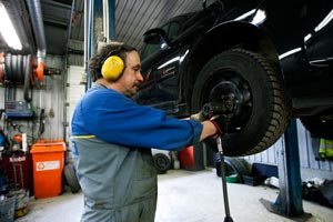 Pentti Tiitinen har dragit t tskilliga muttrar under 40 r. Som arbetarskyddsfullmktige r han mer n glad ver att snart f ett konkret bekmpningsprogram fr vibrationer. Foto: PATRIK LINDSTRM