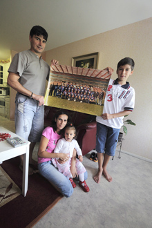 r 1998 var Alexandru Marca mstare i rumnska ligan med det legendariska och ven internationellt framgngsrika fotbollslaget Steaua Bukarest. Frun heter Elena, sonen Lavinus dottern Andreea. Foto: JOHANNES TERVO