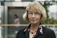 Maila Hietanen p Arbetshlsoinstitutet vntar p EU-direktivet som ska sl fast grnsvrden fr elektromagnetiska flt. Foto: Patrik Lindstrm