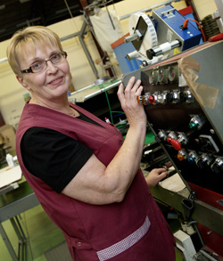 – Plastsvetsen har inte gett mig ngra problem, sger Anneli Hellstrm. Personskydd mot elektromagnetiska flt finns inte. Dremot kan och br plastsvetsarna skyddas: svetsen med de heta elektroderna r tckt av en plastkupa. Foto: Robert Seger