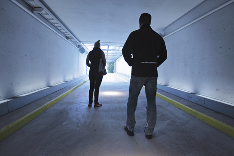 Ungdomslotsen Jonas Ehrman hjälper unga att ställa in kompassen för sitt liv. Foto: Johannes Tervo