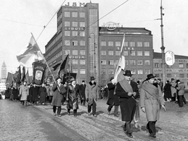 Demonstrationstget 1956 gick ver Lnga bron i Helsingfors. Foto: FFC:s arkiv