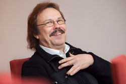 Det gller att hlla fast vid sina rttigheter, hur trevligt det n r att f upptrda, betonar riksfrtroendemannen Aarne Vesterinen som sjlv r trummis. Foto: Tuulikki Holopainen